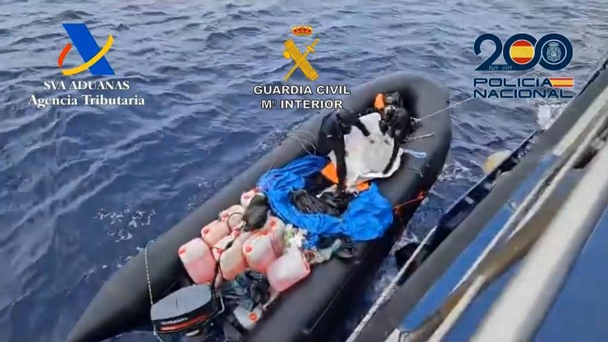 Cae un redondelano a bordo de la "precaria" narcolancha con 500 kilos de coca interceptada en Canarias