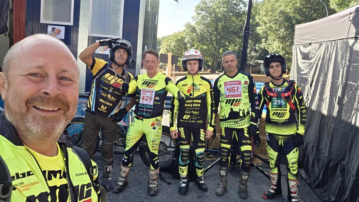 Los pilotos ibicencos junto a Agustín Ribas, presidente del Motoclub de Formentera i Eivissa