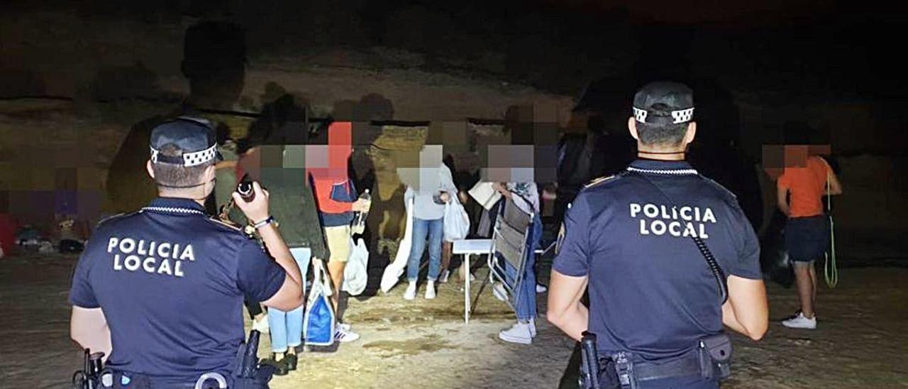 Agentes de la Policía Local de Alicante durante una de las intervenciones contra el botellón los fines de semana de este verano en las calas.