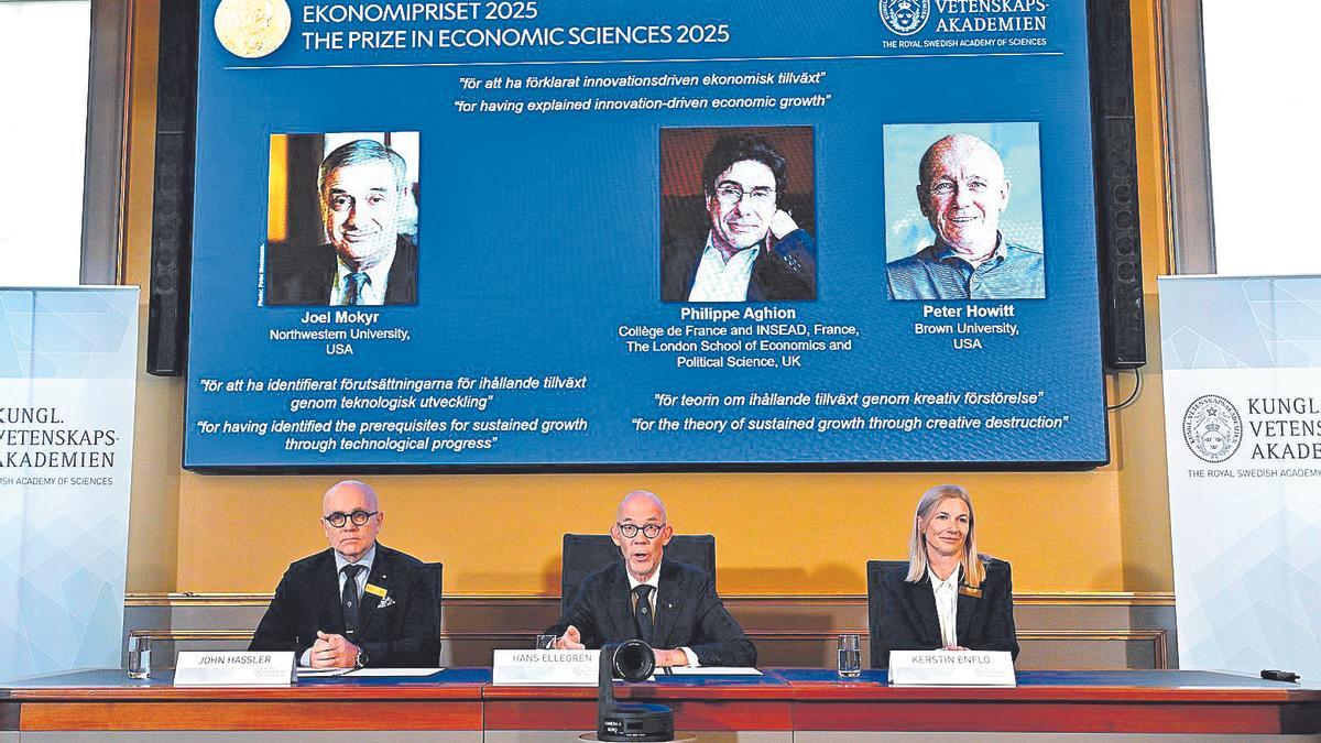 John Hassler, Hans Ellegren y Kerstin Enflo anuncian  el Nobel para Joel Mokyr, Philippe Aghion y Peter Howitt, en Estocolmo. |  LAP