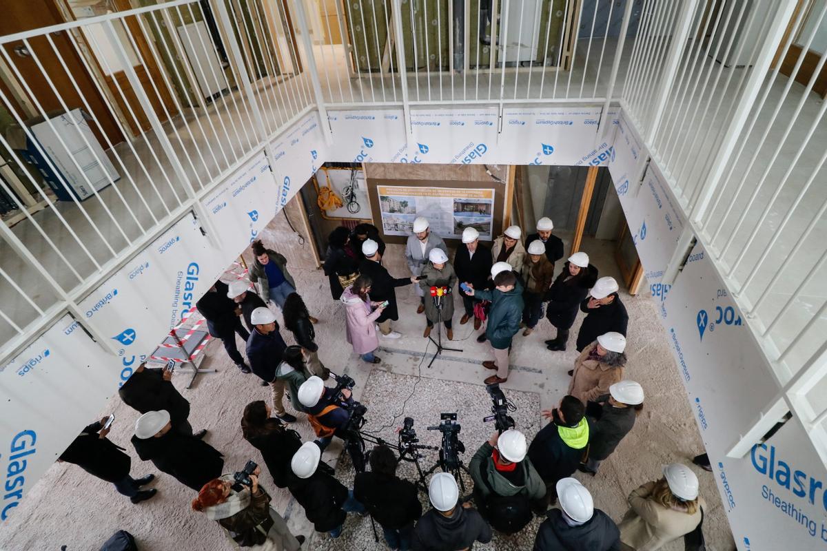 Un momento de la visita al edificio intergeneracional de Alcoy
