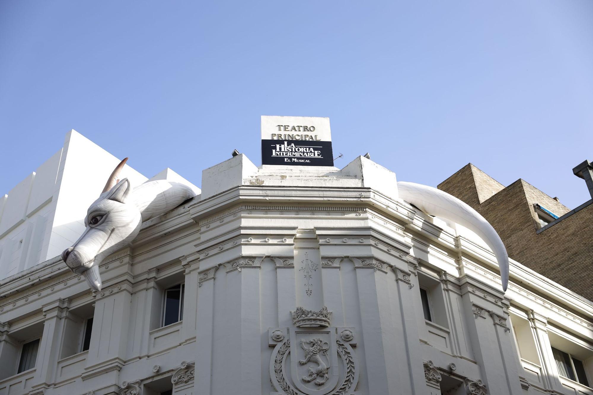 Fújur se asoma a la azotea del Teatro Principal de Zaragoza