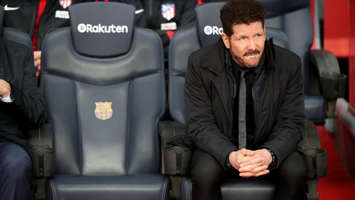 Diego Simeone, en el banquillo del Camp Nou