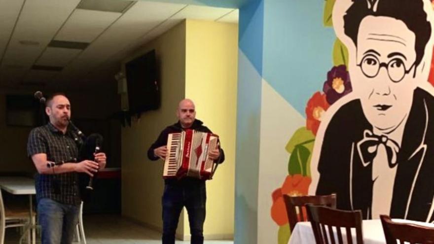 Un músico de Cecebre homenaxea en Nova York os emigrados que financiaron a escola