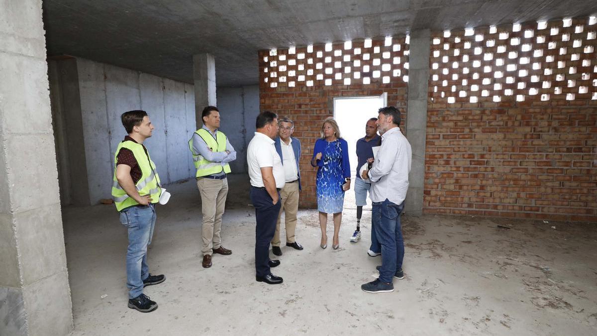 La alcaldesa, en una visita al local municipal que albergará la oficina de Turismo de San Pedro.