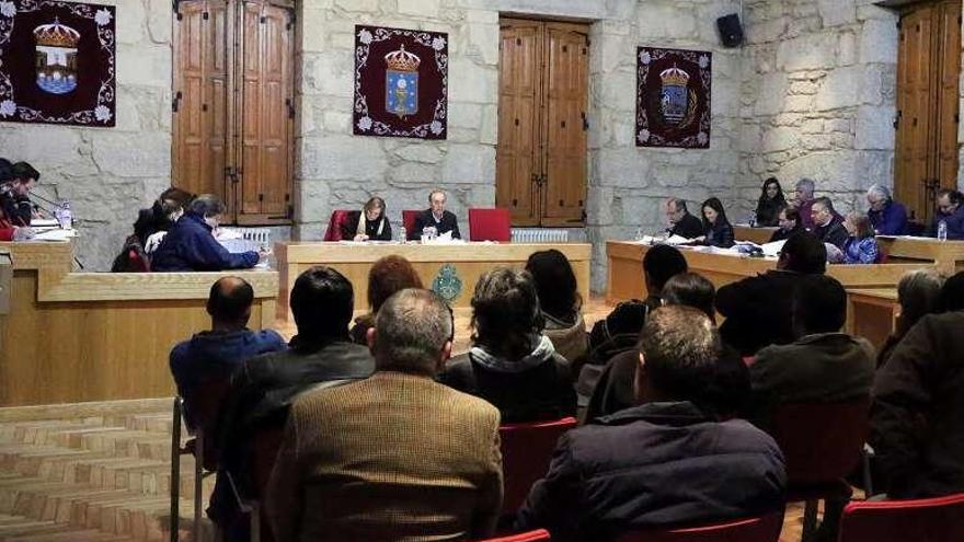 Pleno municipal de Ponteareas, presidido por Represas. // A. Hernández