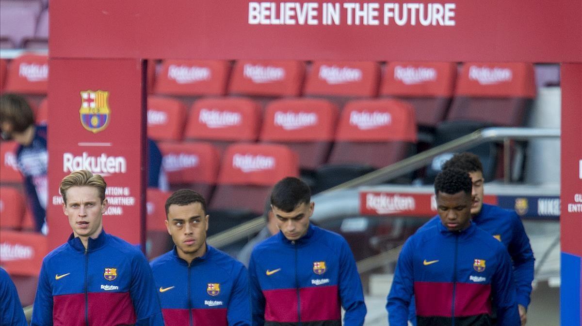 De Jong, Dest, Pedri y Ansu Fati pasan bajo el cartel de 'Believe in the future' (Creemos en el futuro) antes del Barça-Madrid .