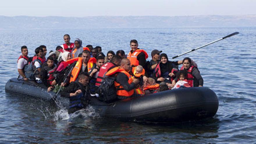 Una patera llena de refugiados sirios camino de Lesbos.