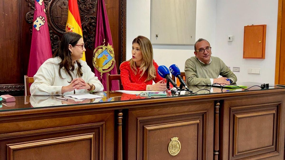 Las ediles Rosa Medina (centro) y María Castillo (izquierda) presentaban la iniciativa.
