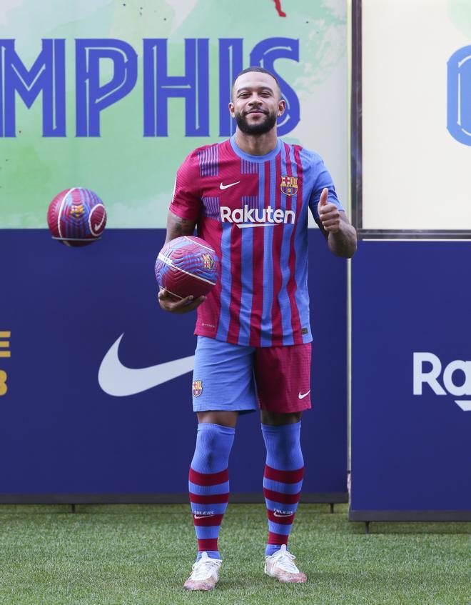 Las primeras imágenes de Memphis Depay con la camiseta del Barça