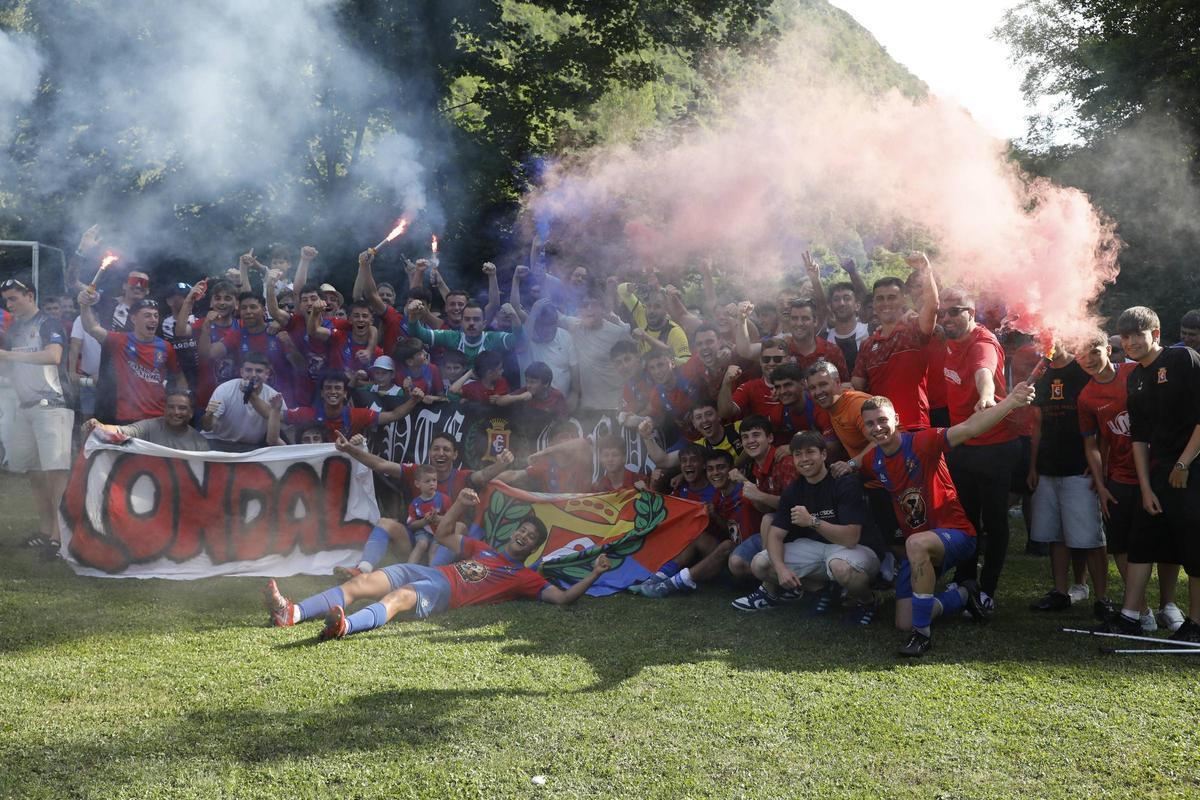 EN IMÁGENES: Así han celebrado Condal, Astur y Andés el ascenso a la Tercera Federación de Asturias