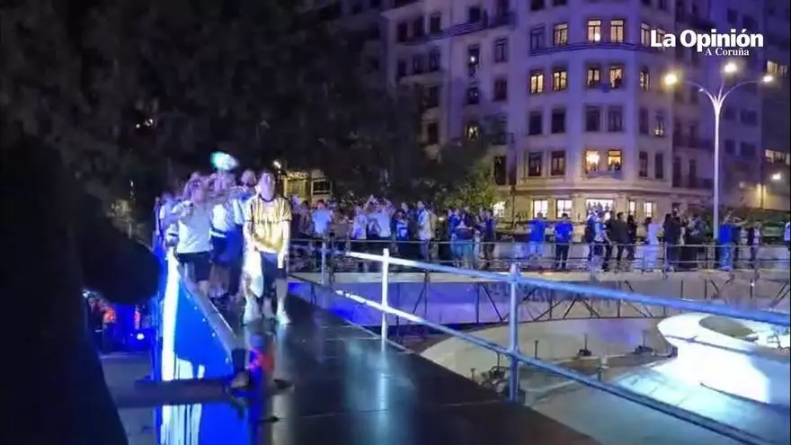 Conga y pirotecnia para celebrar el ascenso en Cuatro Caminos