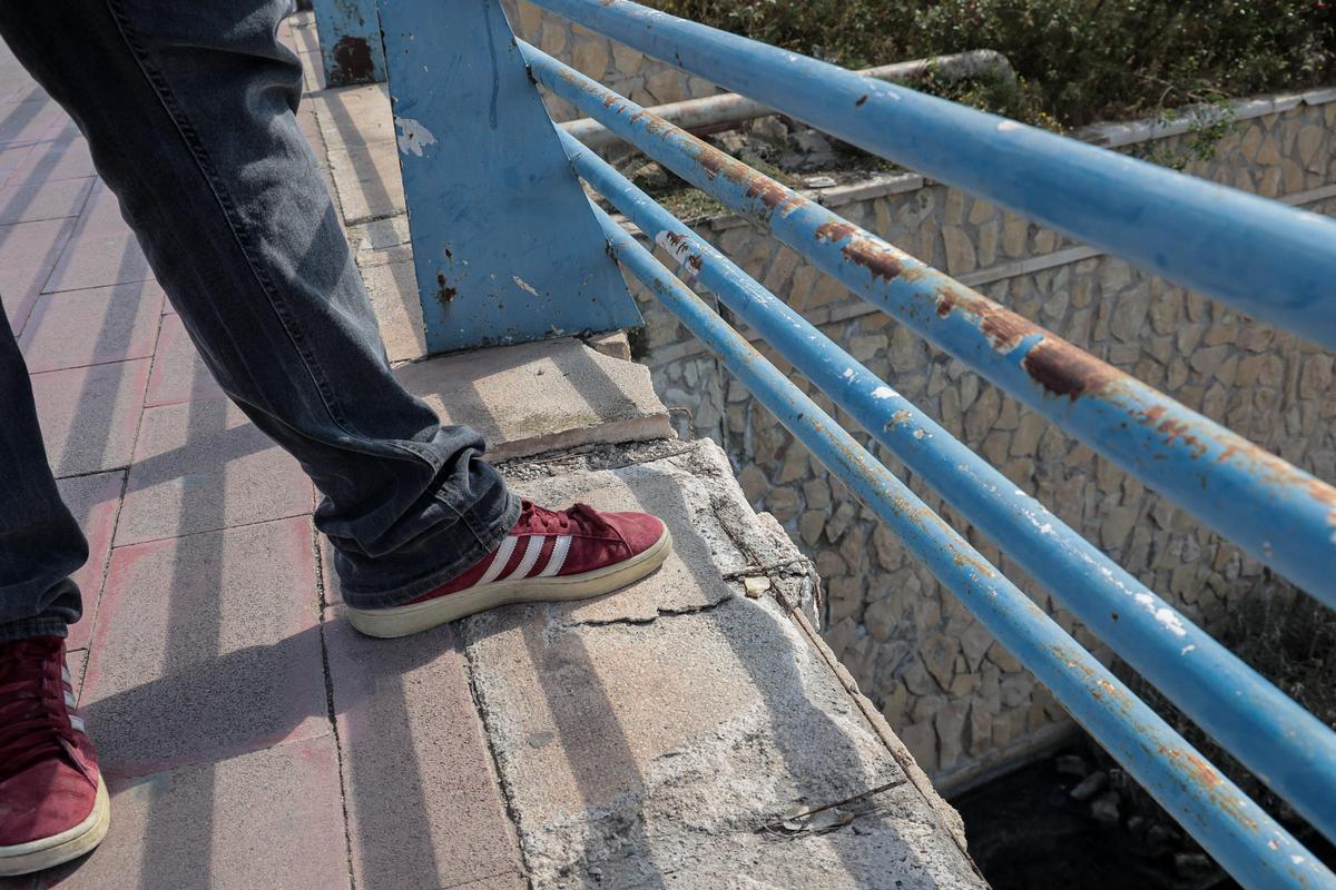 Detalle del estado del puente, con la acera del lateral deteriorada.