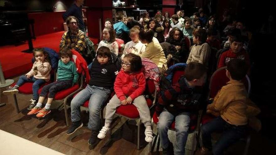 Los alumnos participantes, ayer, en el primer desayuno saludable del año.