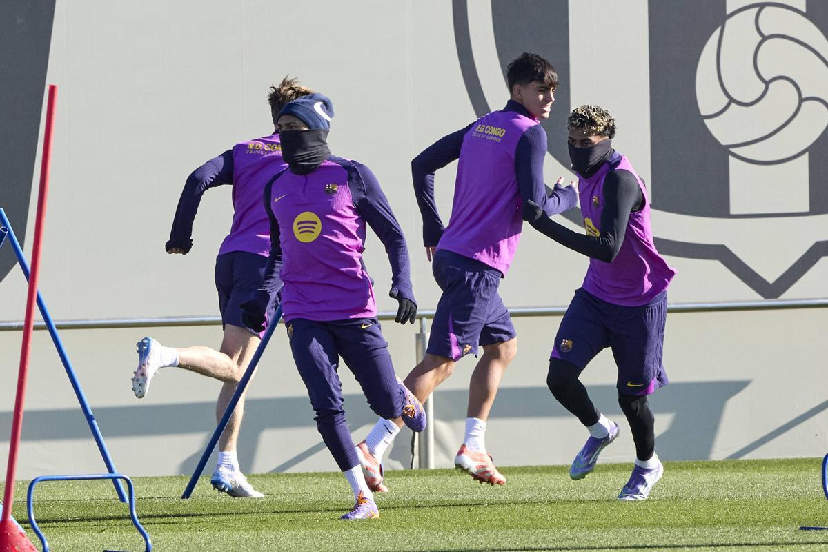 Raphinha y Lamine Yamal, tapados, con Bernal y De Jong, de espaldas, en un ejercicio este viernes.