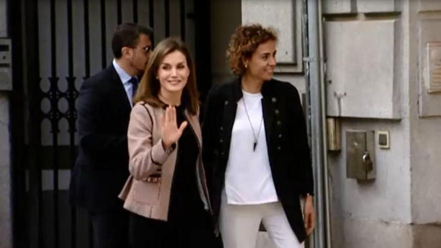 Letizia llega sonriente a su primer acto tras el desencuentro con la reina Sofía