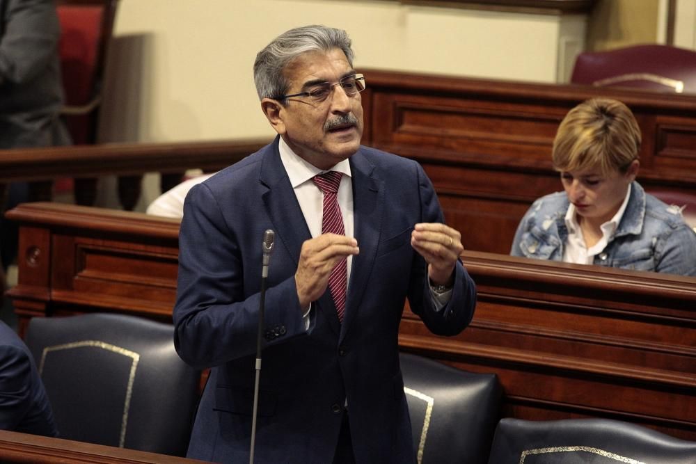 Pleno en el Parlamento de Canarias