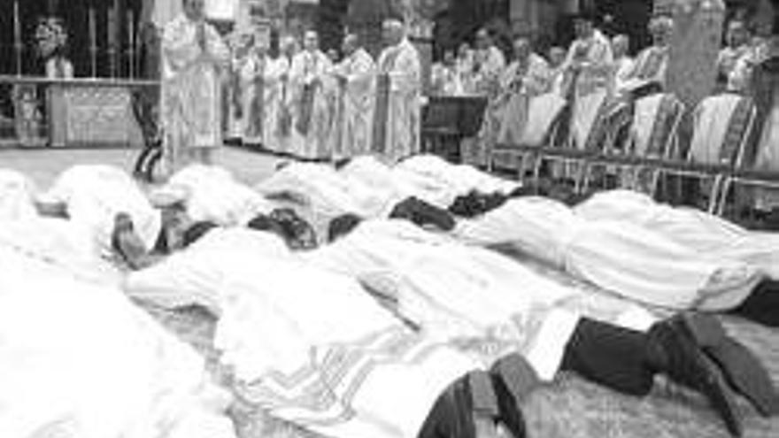 El obispo ordena a once presbíteros en la Catedral