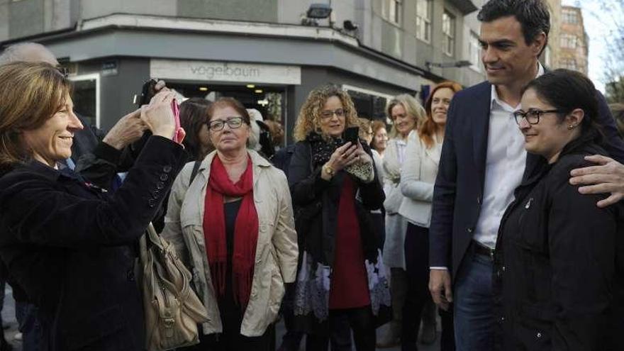 Barcón retrata a Sánchez, en As Conchiñas, en abril.