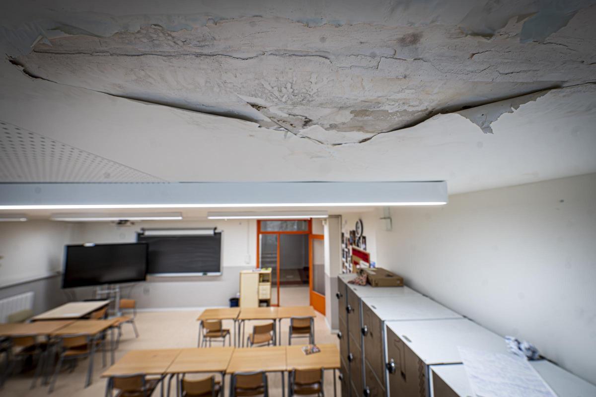 El Institut Sants, entre lo retro y lo ruinoso: crónica visual de un centro que envejece sin cuidados