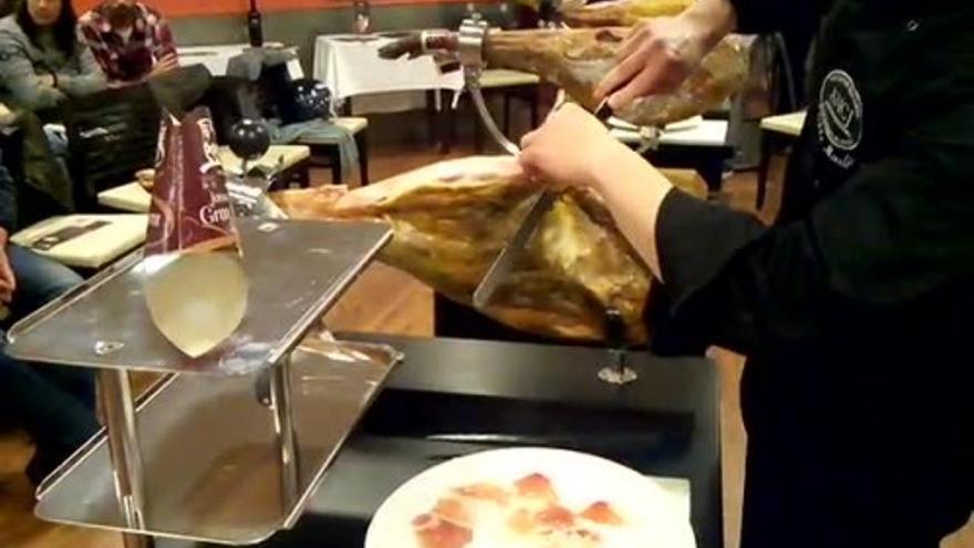 Demostración de como cortar un jamón