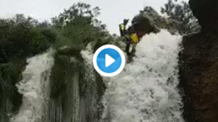 Vídeo: La lluvia está cerca de ahogarle... ¡mientras practica rappel!