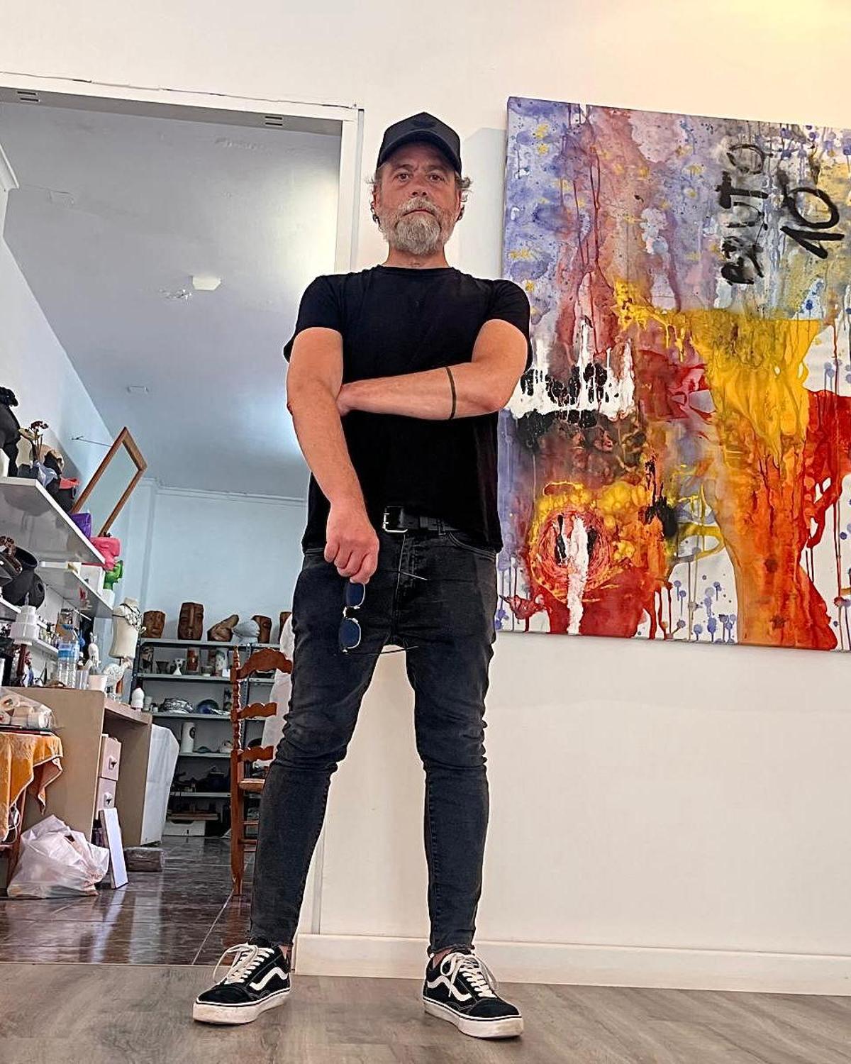 Nacho LLopis, ante una de sus obras en 'La Caja Blanca'.