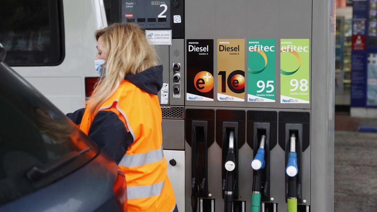 Una conductora sirve combustible en una gasolinera de Zamora.