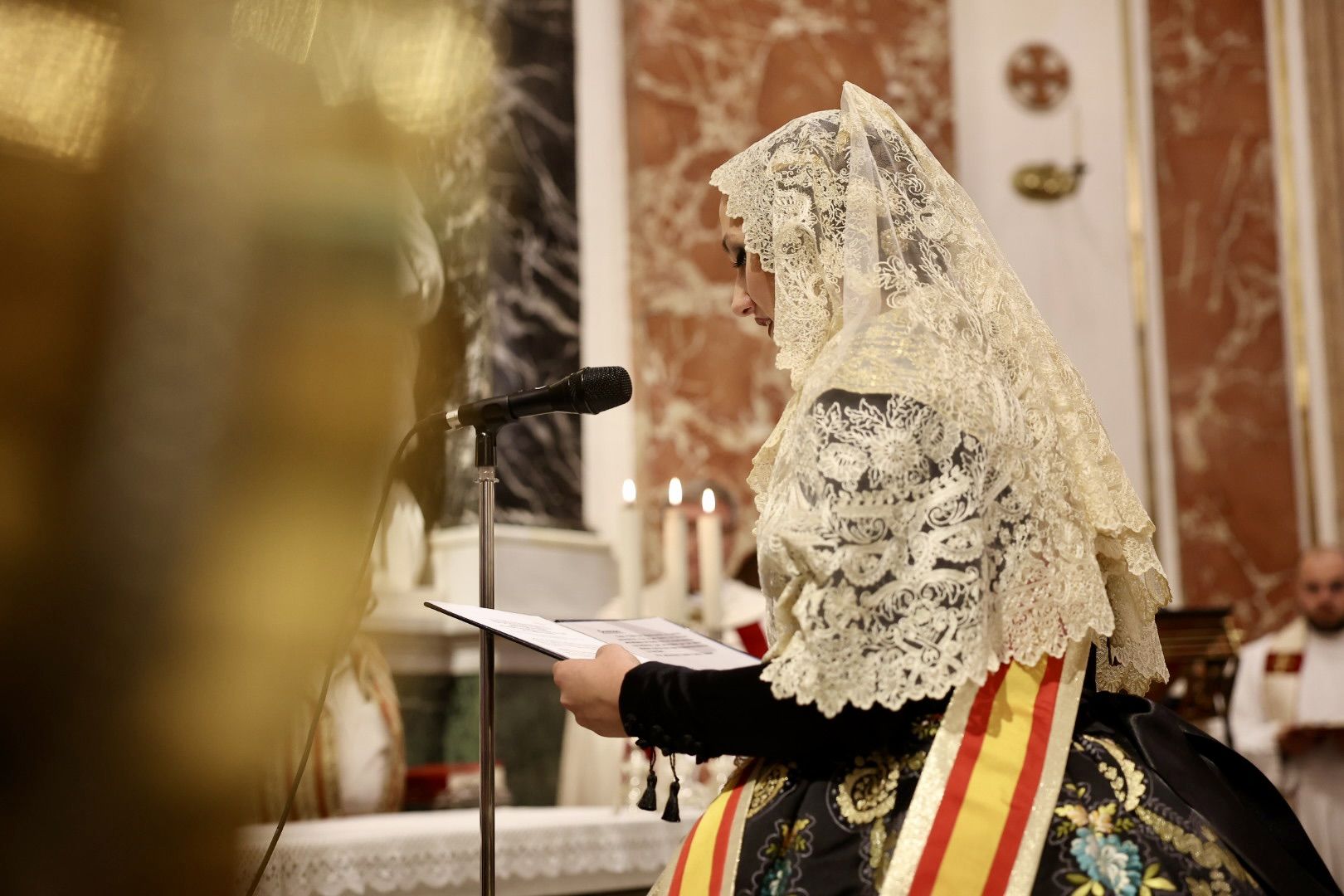 Laura Mengó y su corte coronan la ofrenda a la Virgen