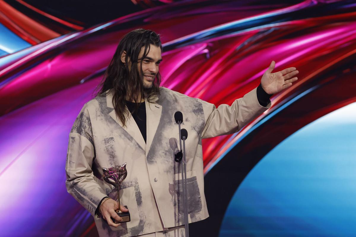 El director Oliver Laxe, en nombre de Kangding Ray, recibe el premio a ´Mejor música original´ por su trabajo en ´Sirat´