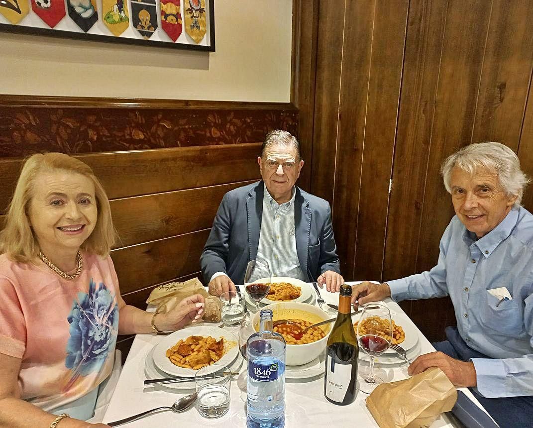 Alfredo Canteli, flanqueado por su esposa, Marta Suárez, y el presidente de la SOF, Alfonso Camba, degustando el menú del Día de Asturias en El Tizón.