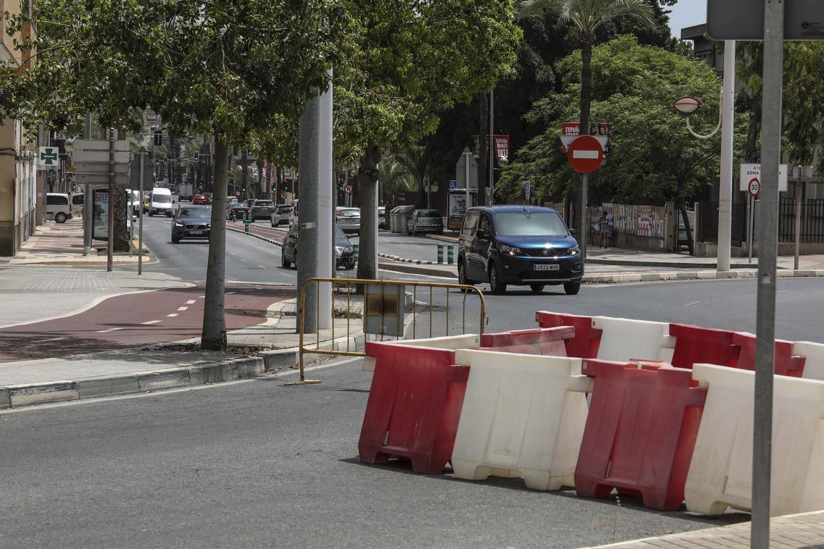 Corte de un tramo de la calle Pedro Juan Perpiñán por las obras del futuro supermercado