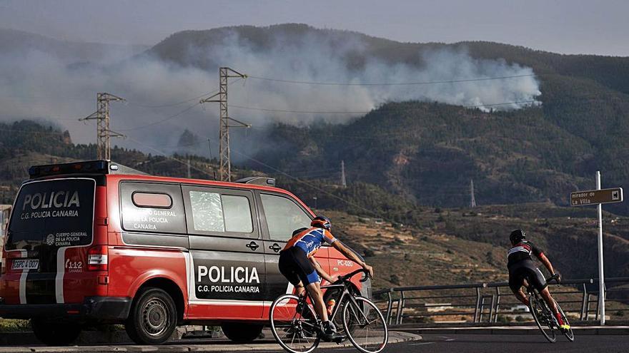 Labores para extinguir el fuego declarado en Arico.