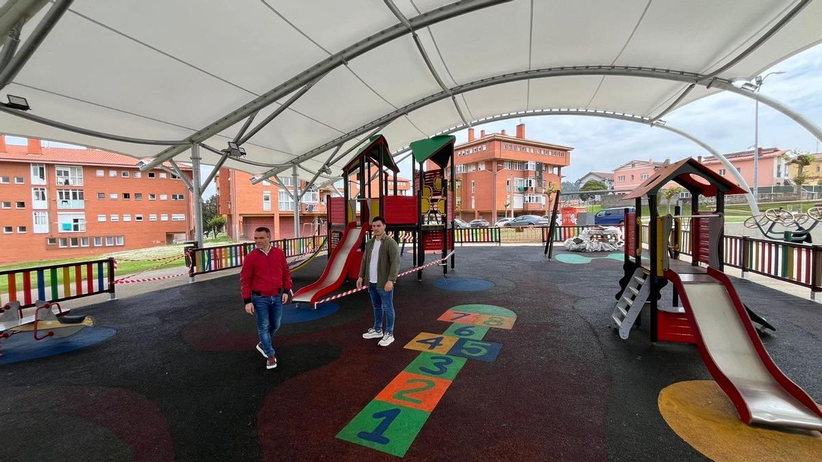 Iván Fernández y Jorge Suárez, concejal de Obras, en el parque de Los Campos