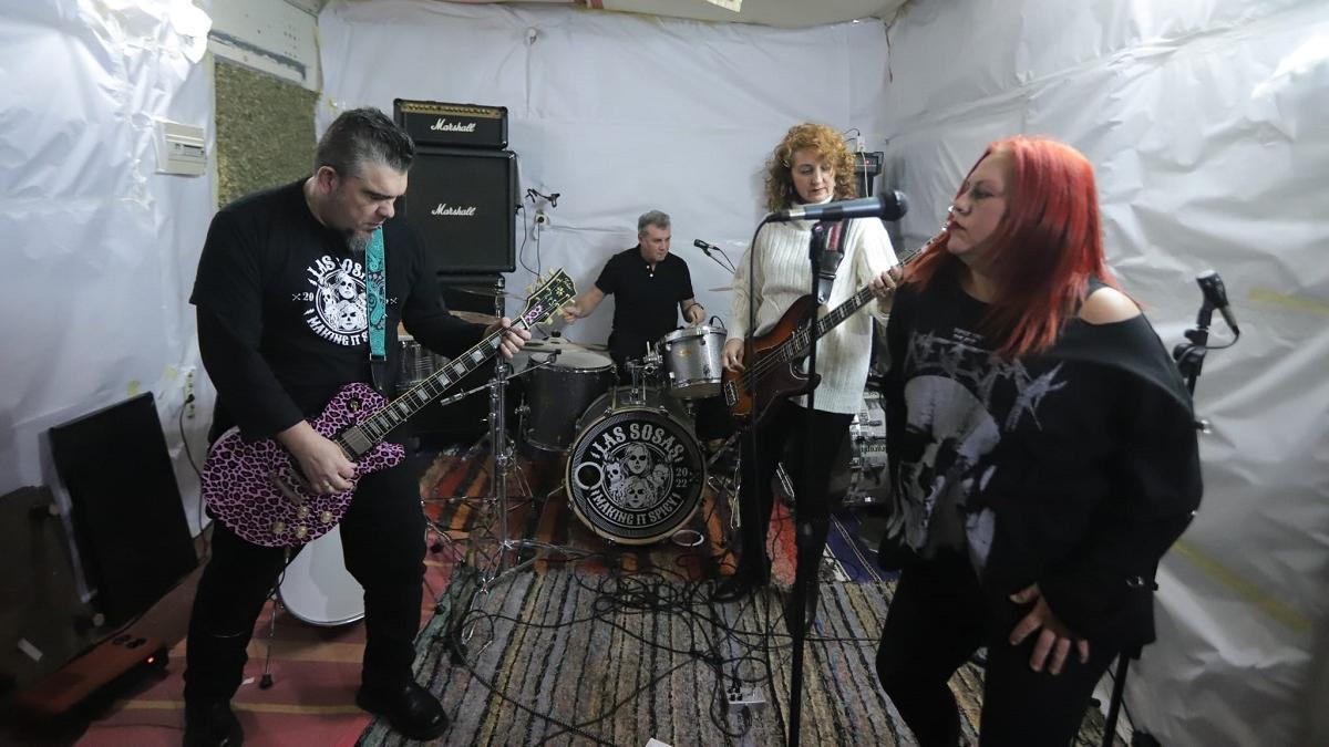 Integrantes de la banda de rock cordobesa 'Las Sosas' durante un ensayo.
