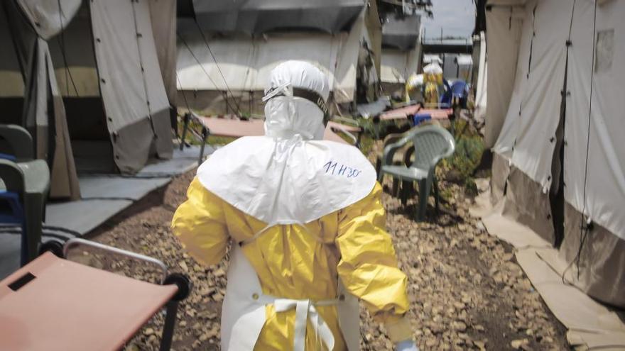 Imatge d&#039;arxiu d&#039;un treballador sanitari en un hospital de campanya del Congo