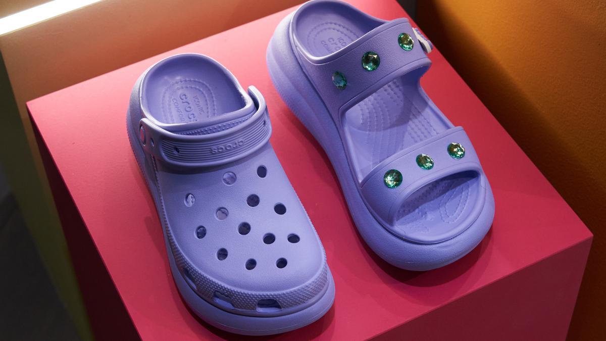 Las zapatillas Crocs más vendidas en Amazon ahora cuestan solo 28 euros durante el Black Friday 2023