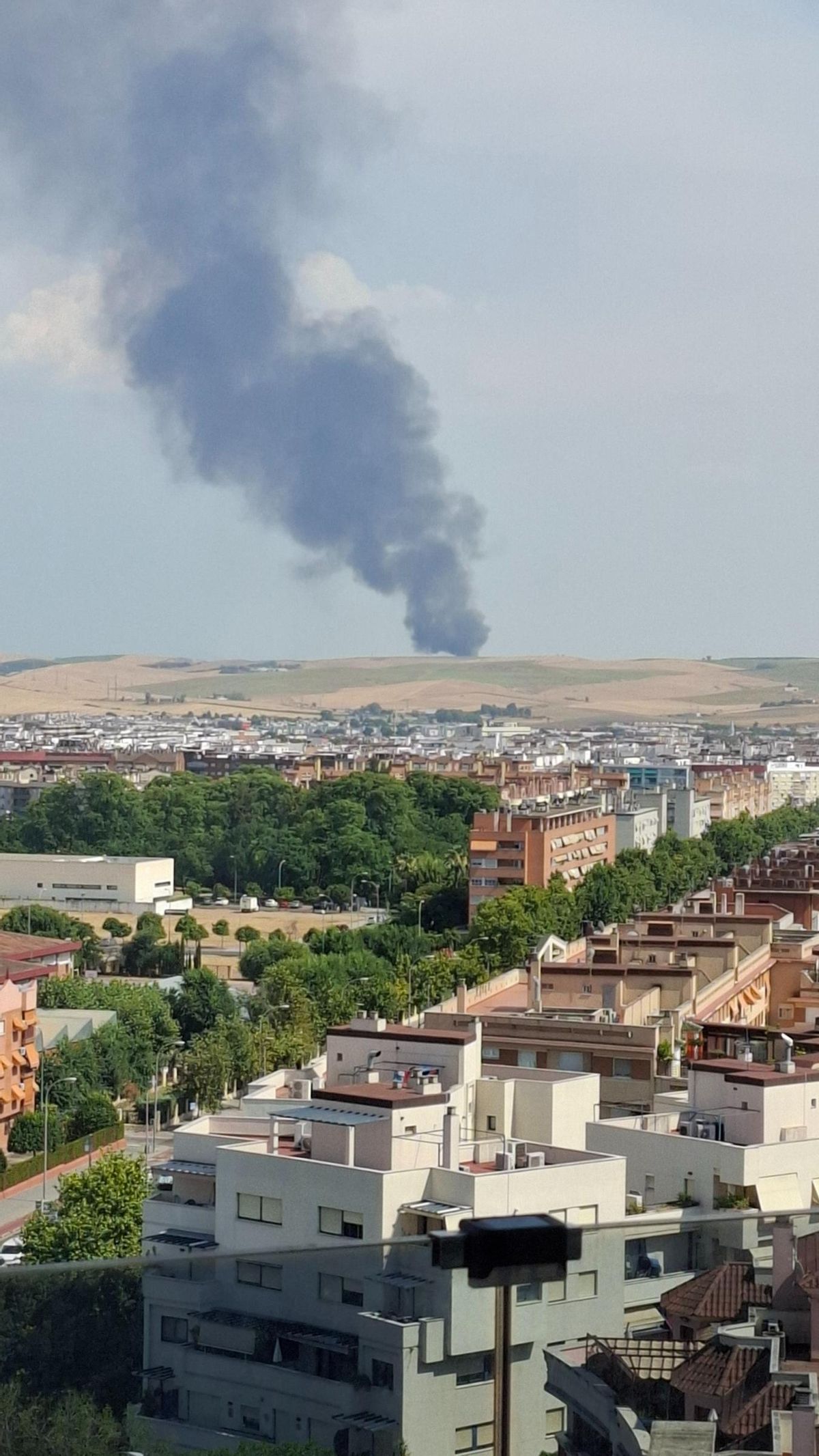 La columna de humo del incendio del vertedero del Lobatón vista desde Córdoba, en una imagen enviada por el lector Javier Navarro.