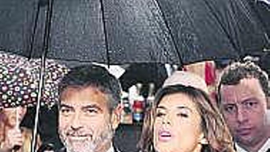 Elizabetta Canalis y Clooney. / archivo