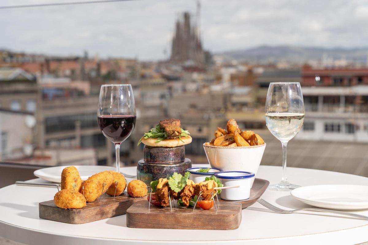 Una mesa de Azimuth Rooftop, en lo alto del hotel Almanac.