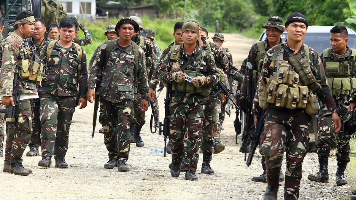 Soldados filipinos en una carretera local a 100 kilómetros de Marawi, en la isla sureña de Mindanao (Filipinas), el 21 de junio del 2017.