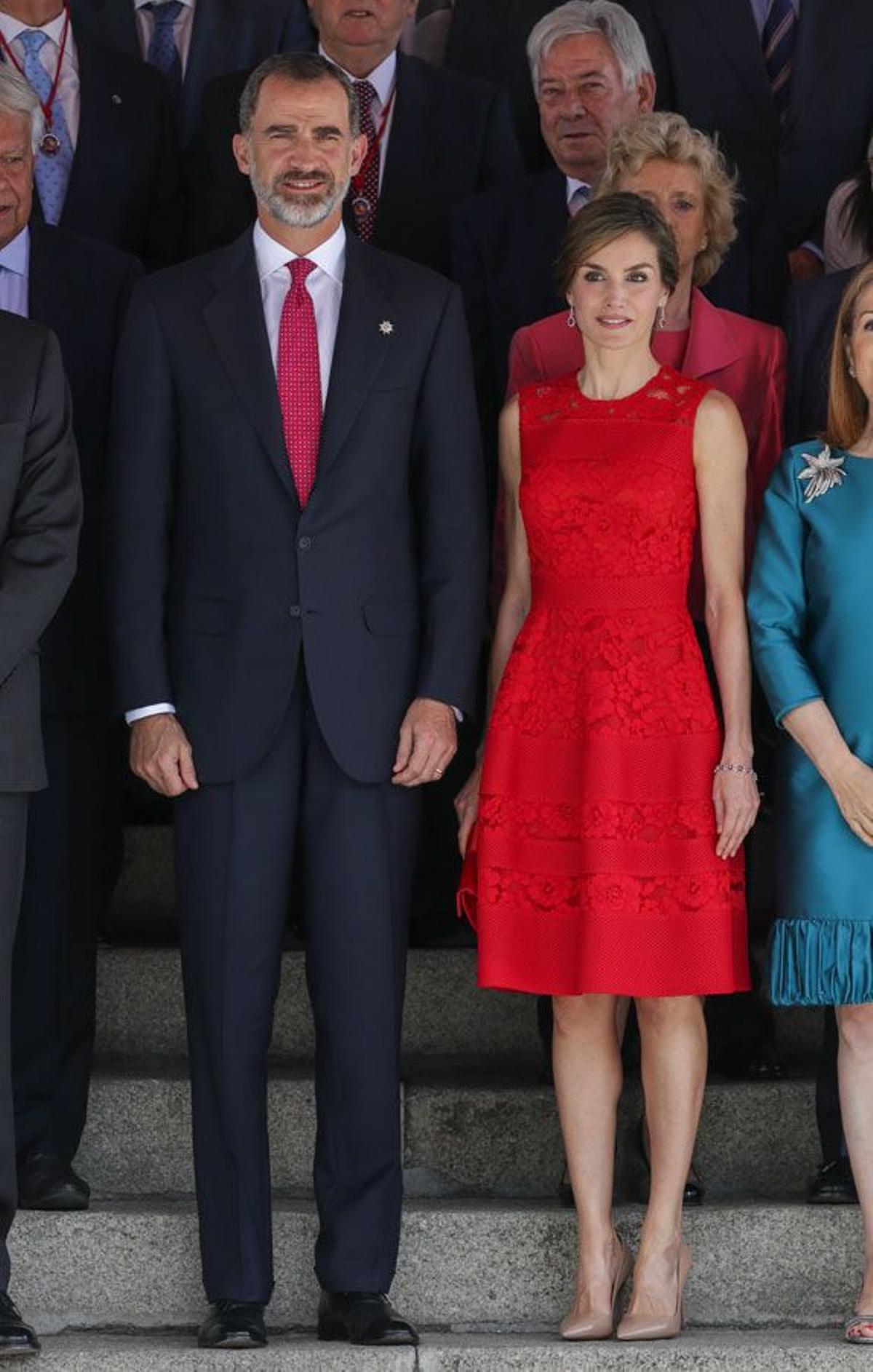 El look de Letizia Ortiz con vestido de encaje rojo de Carolina Herrera junto a Felipe VI