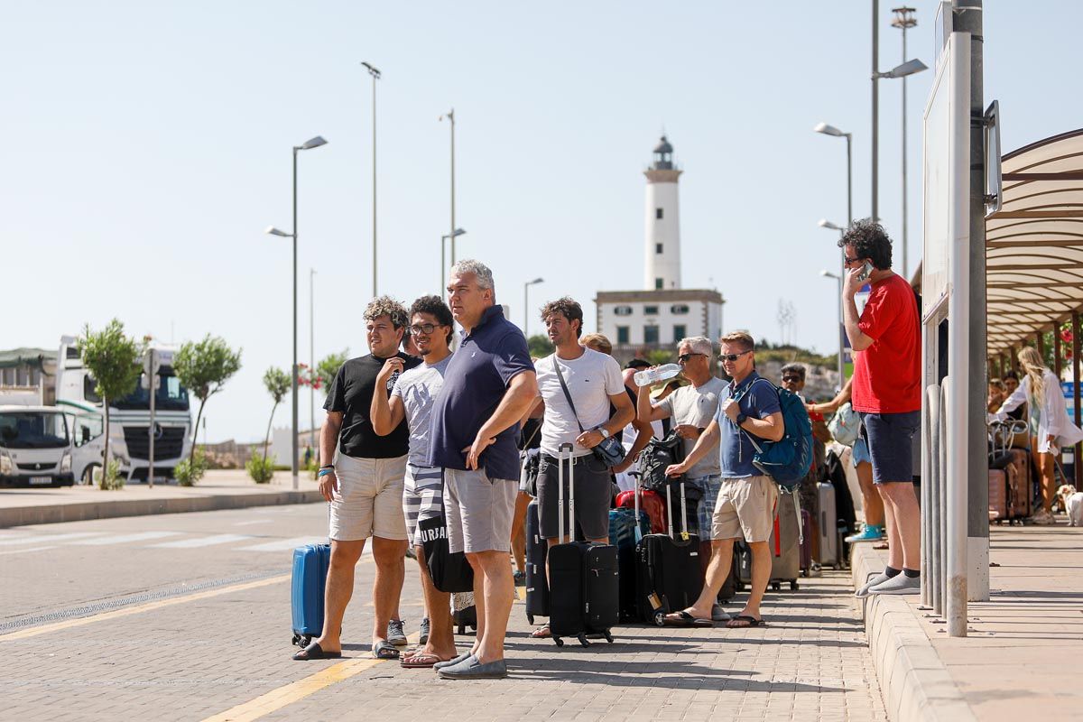 Transporte en Ibiza «Mi madre y yo tuvimos que andar 40 minutos desde es Botafoc»