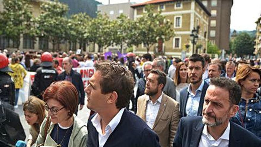 Rivera camina pels carrers de Miraballes enmig d&#039;un gran desplegament policial.