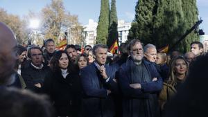 MADRID, 30/11/2025.- (De i a d) El expresidente José María Aznar, la presidenta de la Comunidad de Madrid, Isabel Diaz Ayuso; el líder del PP, Alberto Núñez Feijóo; y el expresidente Marino Rajoy asisten a la concentración contra el Gobierno de Pedro Sánchez, por los casos de corrupción que protagonizan José Luis Ábalos, Koldo García y Santos Cerdán, convocada por el Partido Popular (PP) en el Templo de Debod en Madrid, este domingo. EFE/ Juanjo Martín
