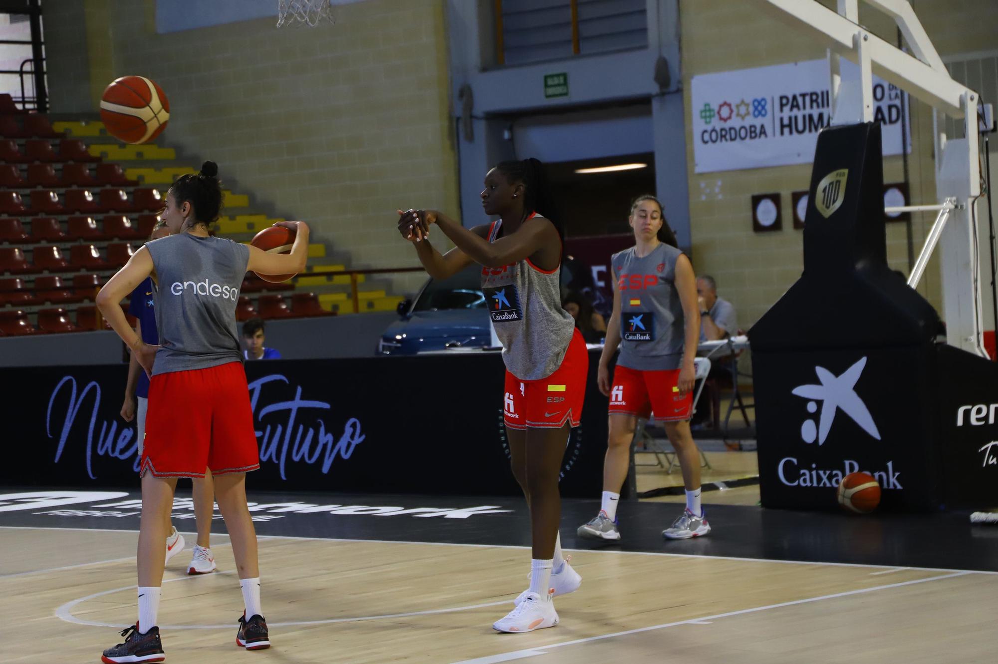 La selección española femenina de baloncesto con el alcalde de Córdoba, en imágenes