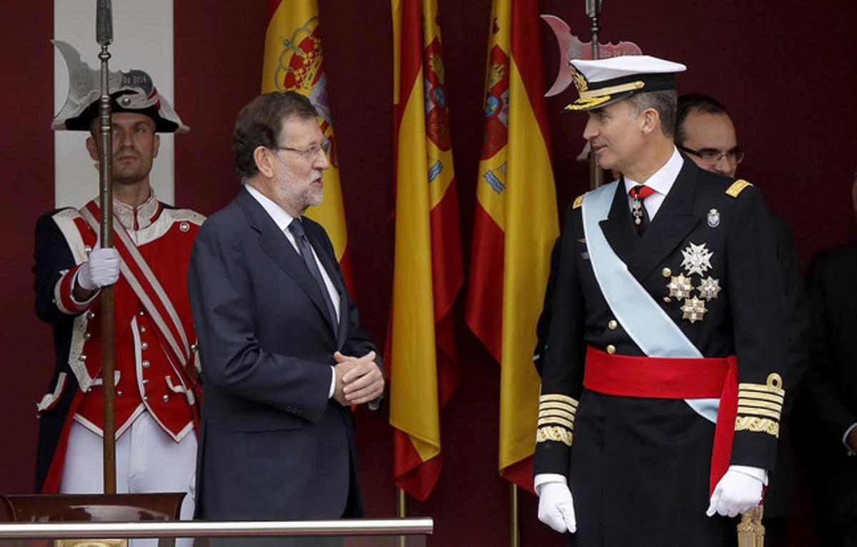 Mariano Rajoy parla amb el Rei, durant la desfilada del Dia de la Hispanitat.