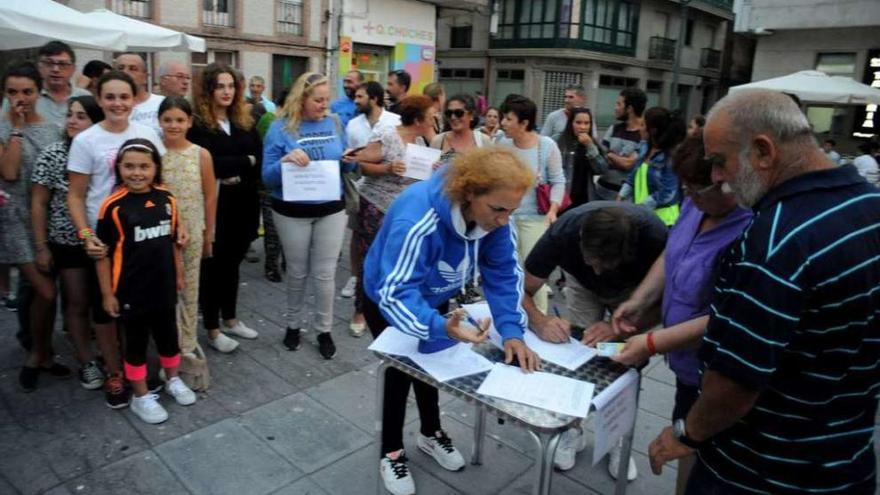 Un momento de la concentración y recogida de firmas, en la Praza da Liberdade. // Iñaki Abella