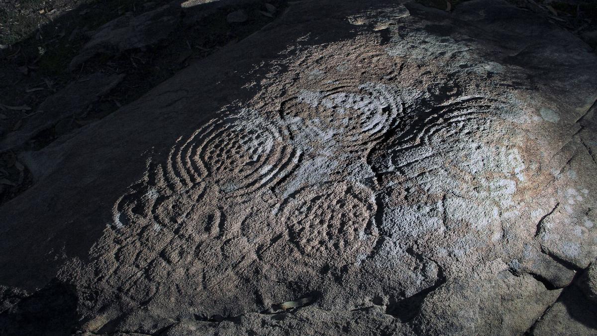 Detalle de unos petrogligos en Monte Castelo, en el Ayuntamiento de Ames, iluminados de noche