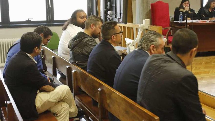 Los acusados, durante el juicio, entre ellos Marino Giménez y el guardia civil (primero y tercero respectivamente desde la izquierda y en el primer banquillo). // A. Villar